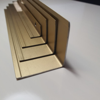 Декоративний алюмінієвий Куточок 15х15х1,0 золото