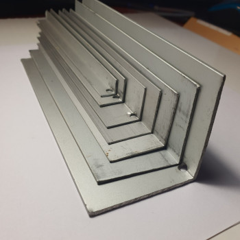 Декоративний алюмінієвий Куточок 10х10х1,0мм срібло 3,0м