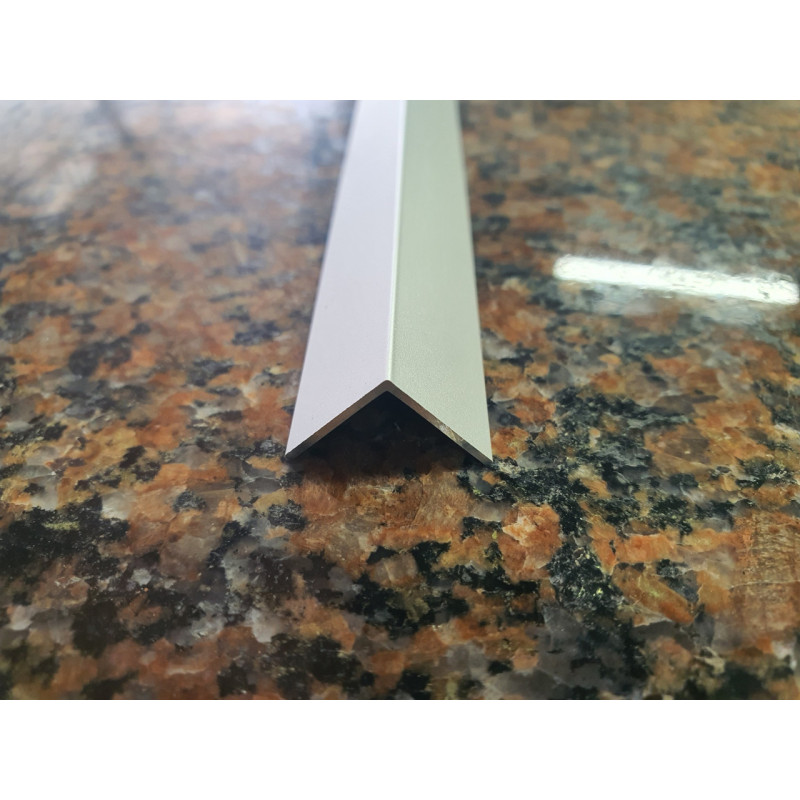 Декоративний алюмінієвий Куточок 15х15х1,0мм срібло 3м