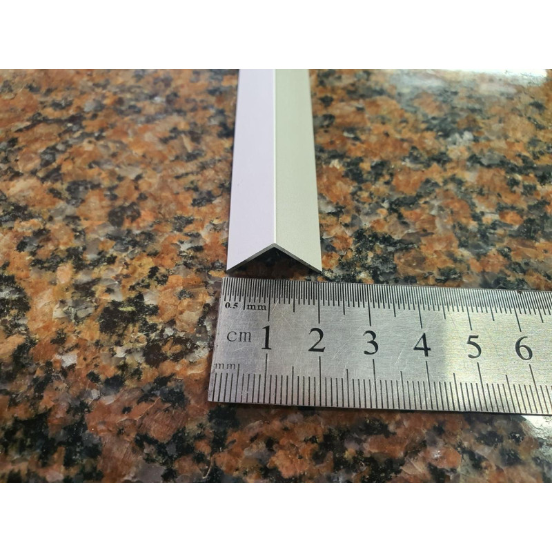 Декоративний алюмінієвий Куточок 15х15х1,0мм срібло 3м