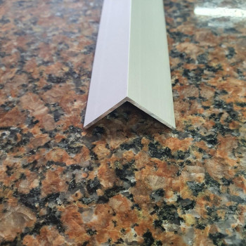 Декоративний алюмінієвий Куточок 25х25х1,5 срібло 3м