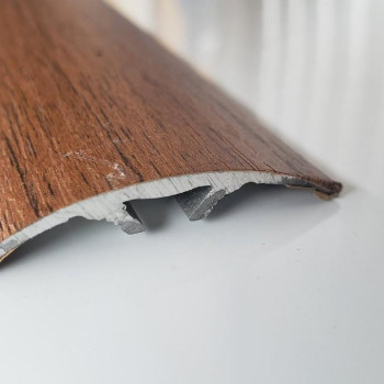 Алюмінієвий поріг із прихованим кріпленням завширшки 40 мм, Лісовий горіх (АП-013) 2700