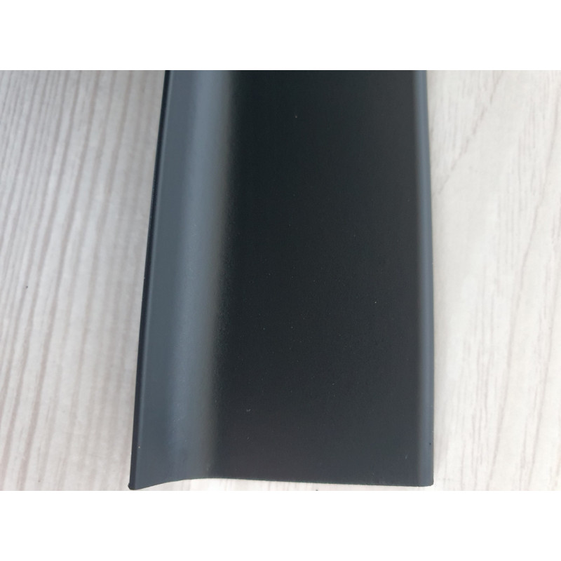 Плінтус алюмінієвий накладений 40 мм чорний (RAL-9005) матовий 2,5 м