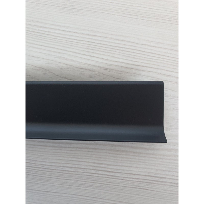 Плінтус алюмінієвий накладений 40 мм чорний (RAL-9005) матовий 2,5 м