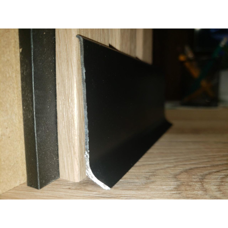 Плінтус алюмінієвий накладений 60 мм чорний (RAL-9005) матовий 2,5 м