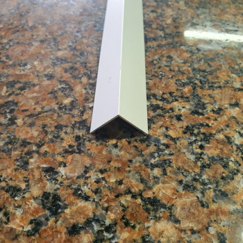 Декоративний алюмінієвий Куточок 20х20х1,0 срібло 2,71м