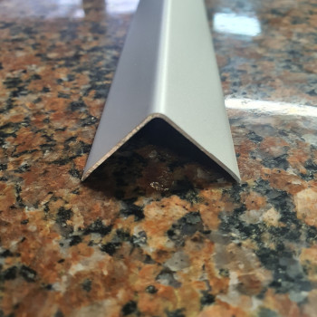 Декоративний алюмінієвий Куточок 25х25х1,0 срібло 2,71м